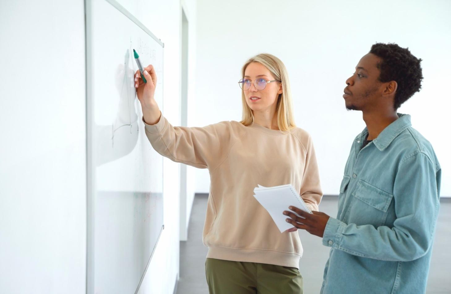 Professionnel travaillant sur des analyses financières